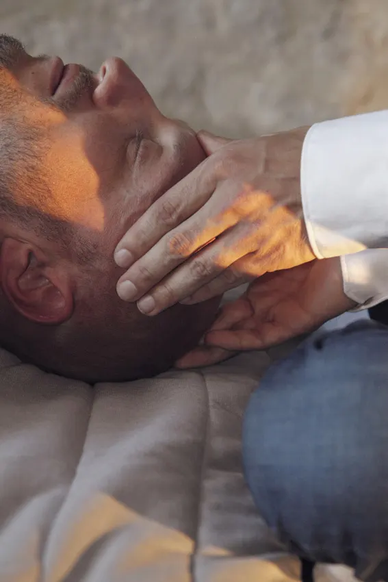 Pressions douces du shiatsu au niveau de la nuque